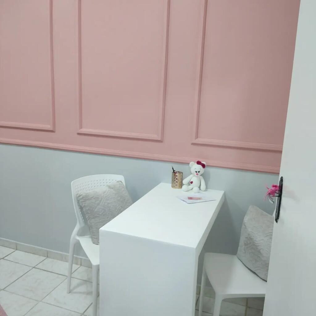Boiserie e molduras decorativas na parede