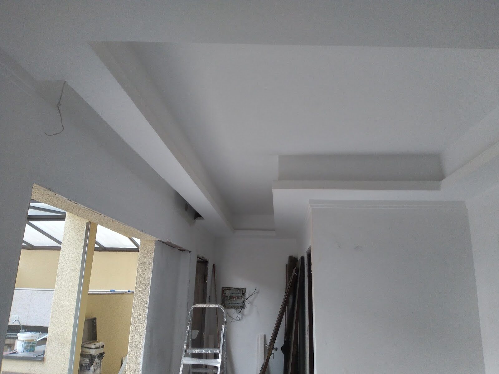 Execução de forro de gesso, obra em andamento