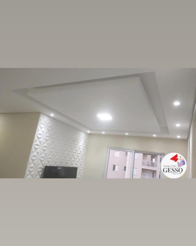 Forro rebaixado com spots e painel decorativo 3D, com o logo da Evolução Gesso