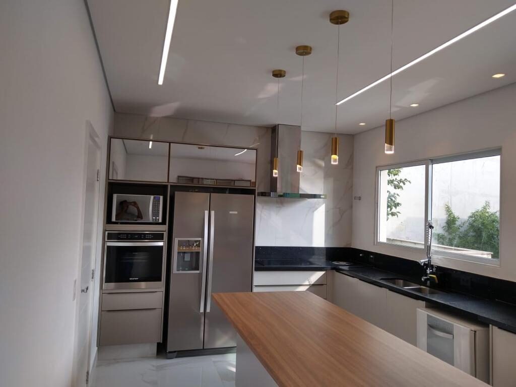 Forro com iluminação embutida em cozinha